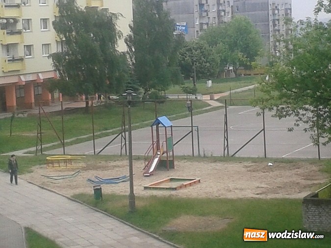 Zdjęcie w galerii na portalu naszwodzislaw.com: Czytelnik pyta: Dlaczego na Osiedlu Piastów zlikwidowano plac zbaw, który znajdował się tam ponad 25-lat? wiadomości z regionu