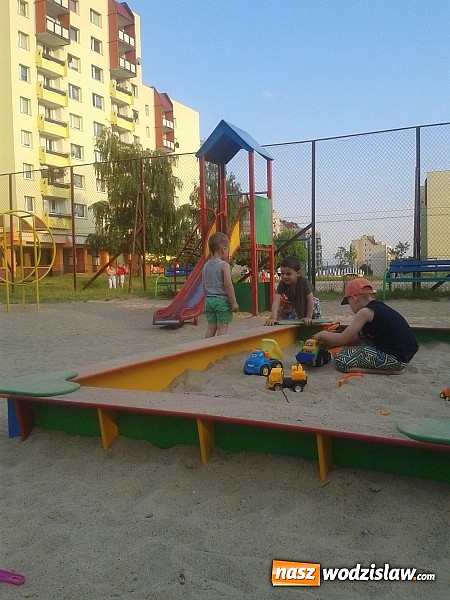 Zdjęcie w galerii na portalu naszwodzislaw.com: Czytelnik pyta: Dlaczego na Osiedlu Piastów zlikwidowano plac zbaw, który znajdował się tam ponad 25-lat? wiadomości z regionu