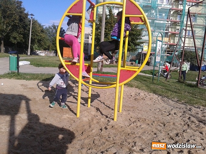 Zdjęcie w galerii na portalu naszwodzislaw.com: Czytelnik pyta: Dlaczego na Osiedlu Piastów zlikwidowano plac zbaw, który znajdował się tam ponad 25-lat? wiadomości z regionu