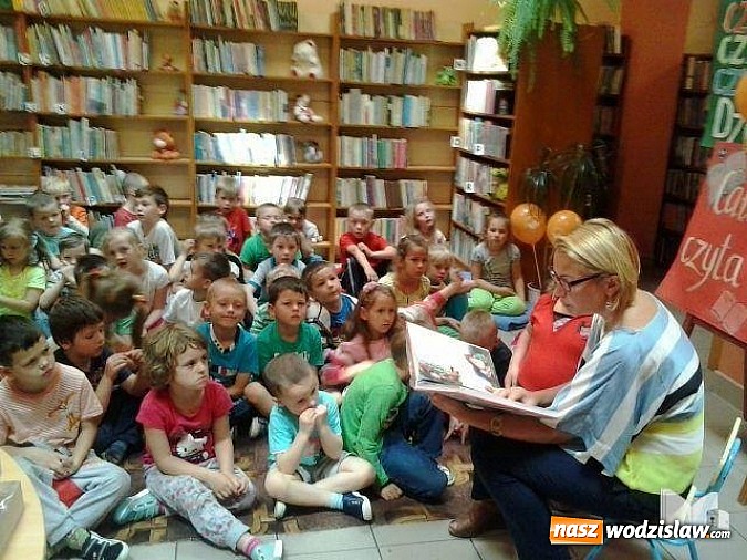 Zdjęcie w galerii na portalu naszwodzislaw.com: Barbara Chrobok czytała dzieciom bajki  wiadomości z regionu