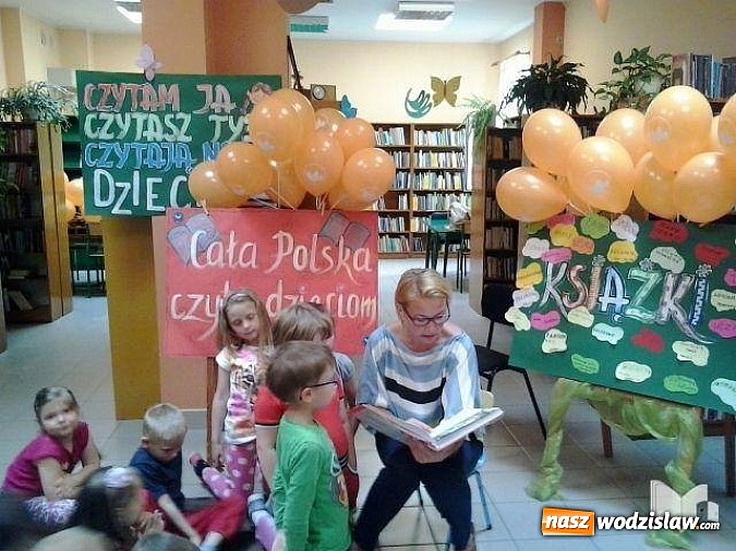 Zdjęcie w galerii na portalu naszwodzislaw.com: Barbara Chrobok czytała dzieciom bajki  wiadomości z regionu