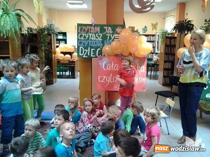 Zdjęcie w galerii na portalu naszwodzislaw.com: Barbara Chrobok czytała dzieciom bajki  wiadomości z regionu