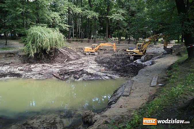 Zdjęcie w galerii na portalu naszwodzislaw.com: Dobiegają końca prace związane z oczyszczaniem dna wodzisławskiego stawu wiadomości z regionu