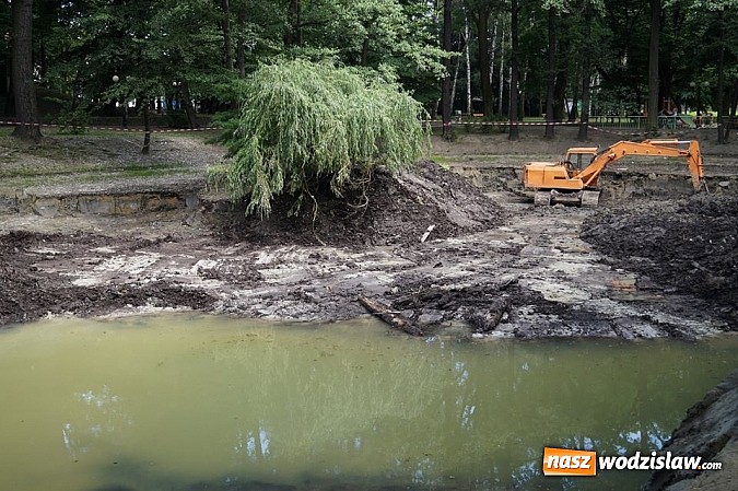 Zdjęcie w galerii na portalu naszwodzislaw.com: Dobiegają końca prace związane z oczyszczaniem dna wodzisławskiego stawu wiadomości z regionu