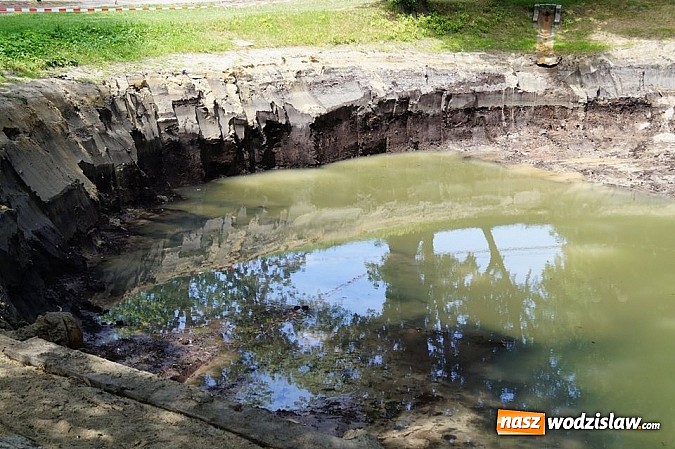 Zdjęcie w galerii na portalu naszwodzislaw.com: Dobiegają końca prace związane z oczyszczaniem dna wodzisławskiego stawu wiadomości z regionu