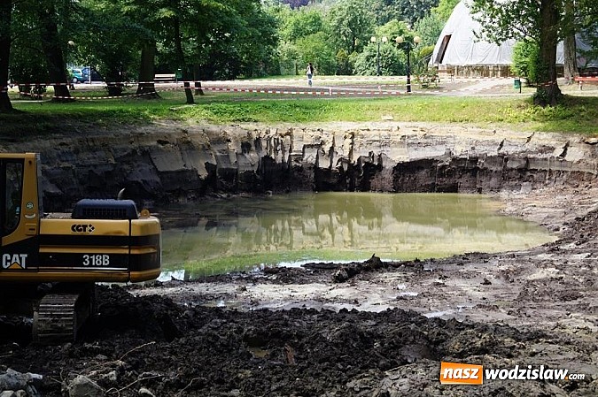 Zdjęcie w galerii na portalu naszwodzislaw.com: Dobiegają końca prace związane z oczyszczaniem dna wodzisławskiego stawu wiadomości z regionu
