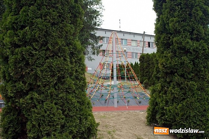 Zdjęcie w galerii na portalu naszwodzislaw.com: Nowy plac zabaw i urządzenia do ćwiczeń - zakończona inwestycja przy Zespole Szk&oacute;ł w Mszanie wiadomości z regionu