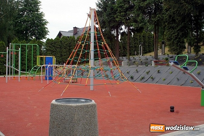 Zdjęcie w galerii na portalu naszwodzislaw.com: Nowy plac zabaw i urządzenia do ćwiczeń - zakończona inwestycja przy Zespole Szk&oacute;ł w Mszanie wiadomości z regionu
