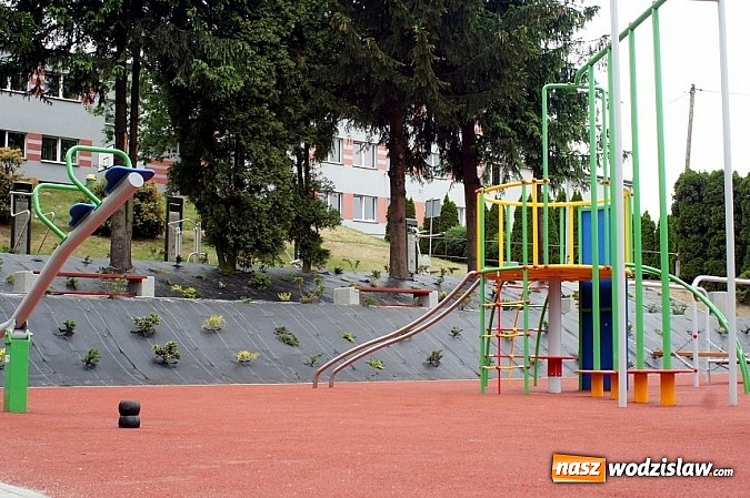 Zdjęcie w galerii na portalu naszwodzislaw.com: Nowy plac zabaw i urządzenia do ćwiczeń - zakończona inwestycja przy Zespole Szk&oacute;ł w Mszanie wiadomości z regionu