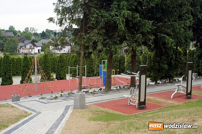 Zdjęcie w galerii na portalu naszwodzislaw.com: Nowy plac zabaw i urządzenia do ćwiczeń - zakończona inwestycja przy Zespole Szk&oacute;ł w Mszanie wiadomości z regionu