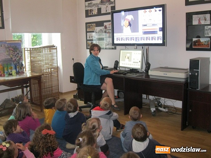 Zdjęcie w galerii na portalu naszwodzislaw.com: Przedszkolaki z PP nr 18 wybrały się na niezwykłą przygodę świata bajek wiadomości z regionu