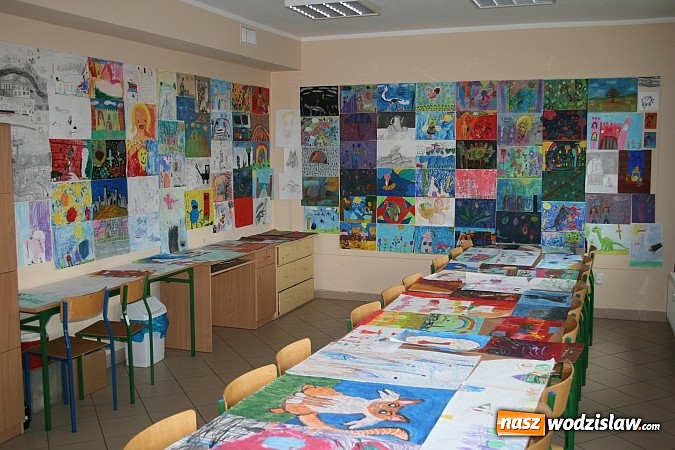 Zdjęcie w galerii na portalu naszwodzislaw.com: Tłumy w Państwowym Ognisku Plstycznym im. Ludwika Konarzewskiego  wiadomości z regionu