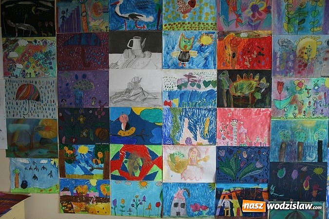 Zdjęcie w galerii na portalu naszwodzislaw.com: Tłumy w Państwowym Ognisku Plstycznym im. Ludwika Konarzewskiego  wiadomości z regionu