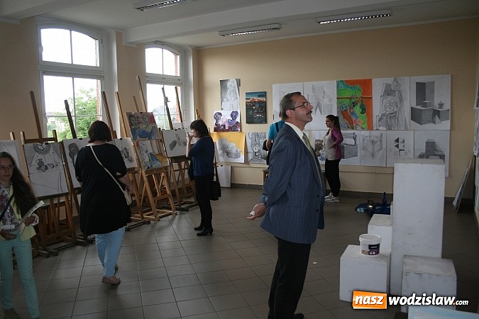 Zdjęcie w galerii na portalu naszwodzislaw.com: Tłumy w Państwowym Ognisku Plstycznym im. Ludwika Konarzewskiego  wiadomości z regionu