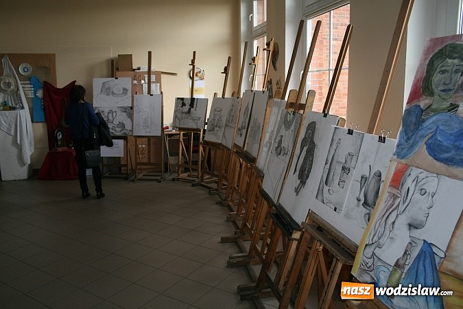 Zdjęcie w galerii na portalu naszwodzislaw.com: Tłumy w Państwowym Ognisku Plstycznym im. Ludwika Konarzewskiego  wiadomości z regionu