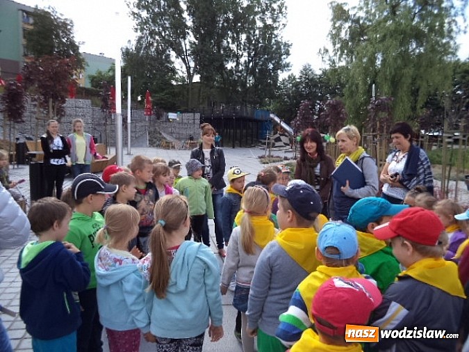 Zdjęcie w galerii na portalu naszwodzislaw.com: Dzieci z PP nr 2 w Pszowie wzięły udział w grze miejskiej  wiadomości z regionu