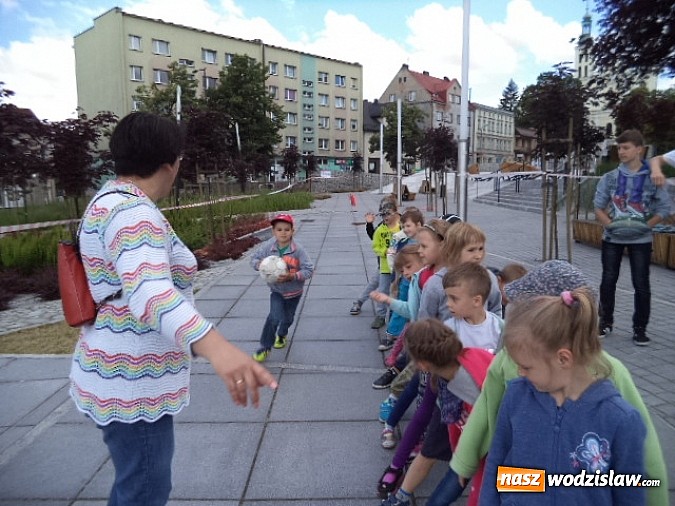 Zdjęcie w galerii na portalu naszwodzislaw.com: Dzieci z PP nr 2 w Pszowie wzięły udział w grze miejskiej  wiadomości z regionu