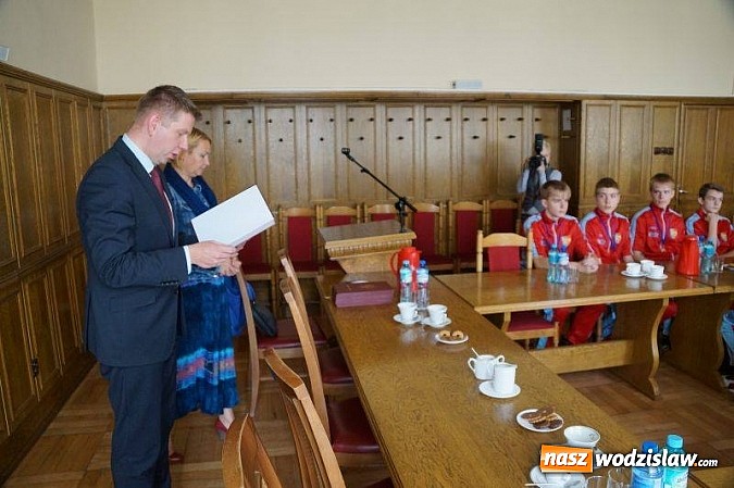 Zdjęcie w galerii na portalu naszwodzislaw.com: Prezydent uhonorował zawodników MKS Wodzisław Śląski wiadomości z regionu