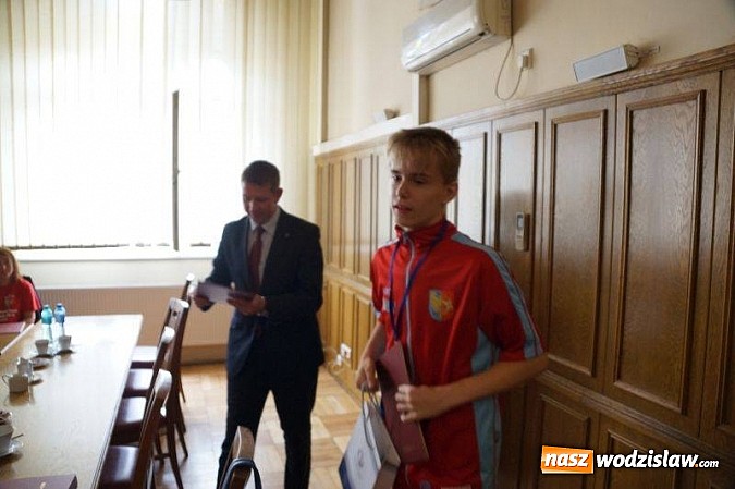 Zdjęcie w galerii na portalu naszwodzislaw.com: Prezydent uhonorował zawodników MKS Wodzisław Śląski wiadomości z regionu