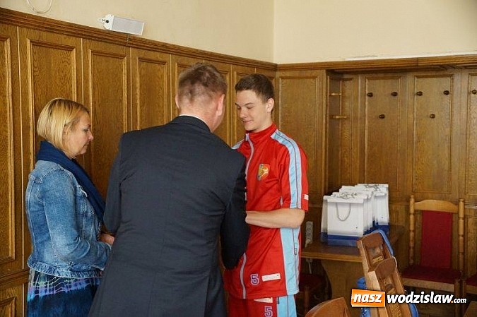Zdjęcie w galerii na portalu naszwodzislaw.com: Prezydent uhonorował zawodników MKS Wodzisław Śląski wiadomości z regionu