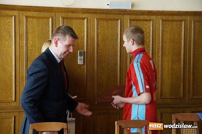 Zdjęcie w galerii na portalu naszwodzislaw.com: Prezydent uhonorował zawodników MKS Wodzisław Śląski wiadomości z regionu