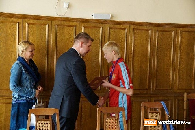Zdjęcie w galerii na portalu naszwodzislaw.com: Prezydent uhonorował zawodników MKS Wodzisław Śląski wiadomości z regionu