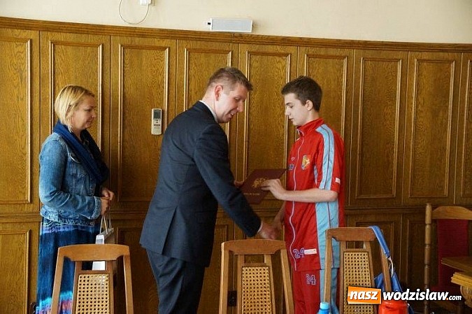 Zdjęcie w galerii na portalu naszwodzislaw.com: Prezydent uhonorował zawodników MKS Wodzisław Śląski wiadomości z regionu