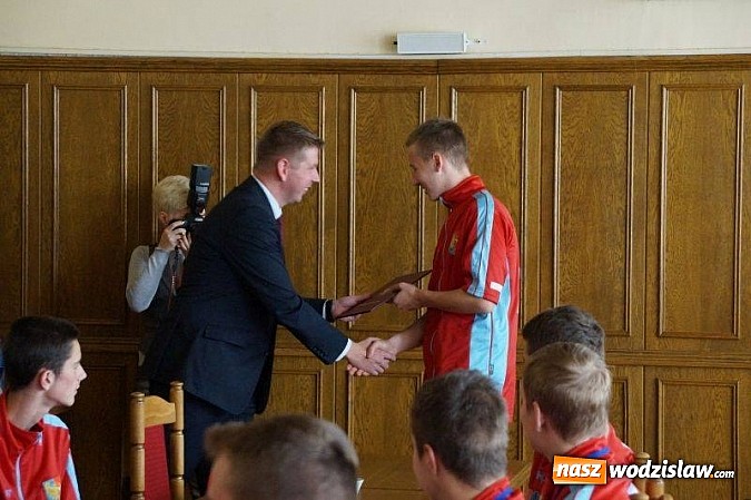 Zdjęcie w galerii na portalu naszwodzislaw.com: Prezydent uhonorował zawodników MKS Wodzisław Śląski wiadomości z regionu