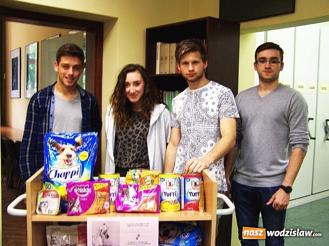 Zdjęcie w galerii na portalu naszwodzislaw.com: Wymień karę na karmę - studenci Państwowej Wyższej Szkoły Zawodowej w Raciborzu wsparli schronisko dla zwierząt wiadomości z regionu