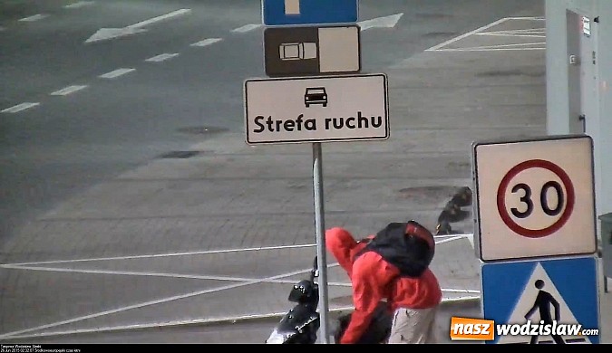 Zdjęcie w galerii na portalu naszwodzislaw.com: W środku nocy pr&oacute;bował ukraść skuter znajdujący się przy Galerii Karuzela wiadomości z regionu