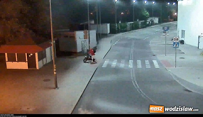 Zdjęcie w galerii na portalu naszwodzislaw.com: W środku nocy pr&oacute;bował ukraść skuter znajdujący się przy Galerii Karuzela wiadomości z regionu