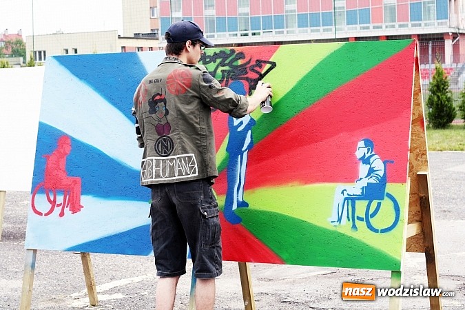 Zdjęcie w galerii na portalu naszwodzislaw.com: Poprzez graffiti udowadniają, że warto pomagać wiadomości z regionu
