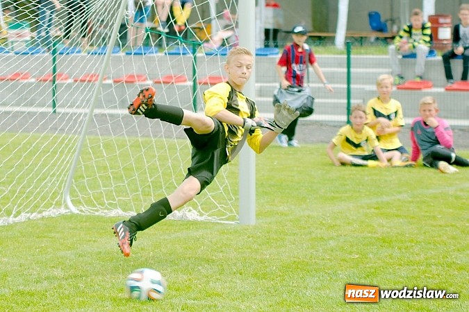 Zdjęcie w galerii na portalu naszwodzislaw.com: Twork&oacute;w Cup 2015: Emocjonujące potyczki w Tworkowie. Piłkarze MKP Odra Wodzisław na podium wiadomości z regionu