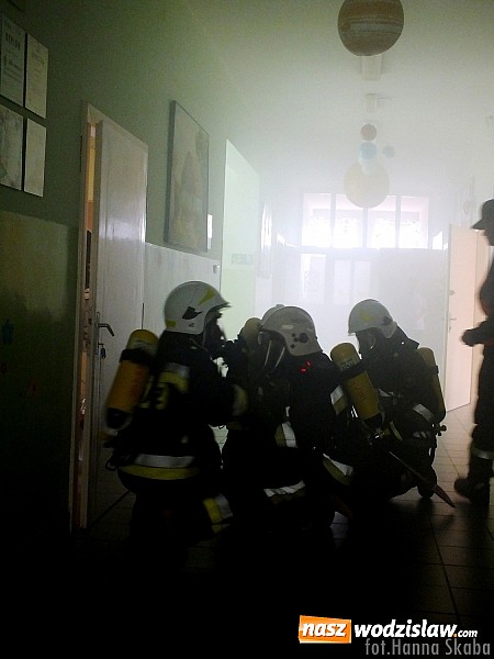Zdjęcie w galerii na portalu naszwodzislaw.com: Przeżyli chwile grozy... Konferencję podsumowującą rok szkolny w SP nr 15 przerwali strażacy wiadomości z regionu