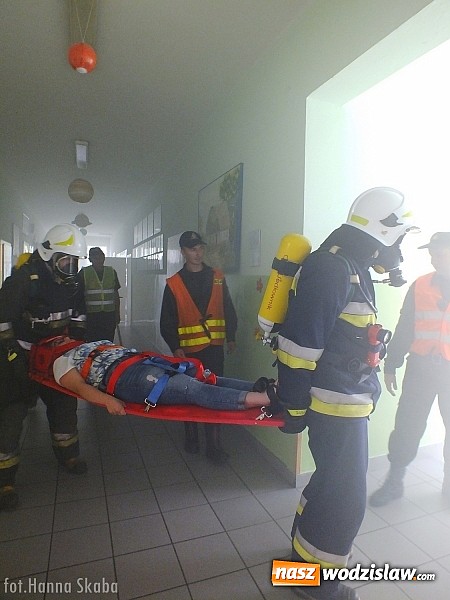 Zdjęcie w galerii na portalu naszwodzislaw.com: Przeżyli chwile grozy... Konferencję podsumowującą rok szkolny w SP nr 15 przerwali strażacy wiadomości z regionu