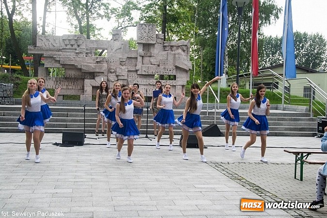 Zdjęcie w galerii na portalu naszwodzislaw.com: Rydułtowskie tancerki przegoniły złą pogodę wiadomości z regionu