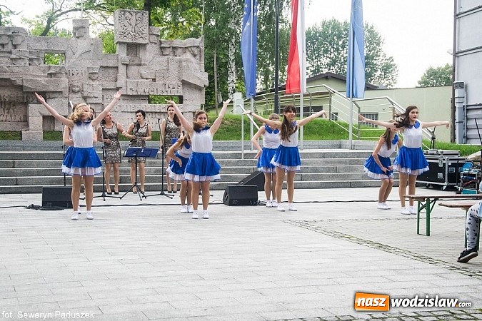 Zdjęcie w galerii na portalu naszwodzislaw.com: Rydułtowskie tancerki przegoniły złą pogodę wiadomości z regionu