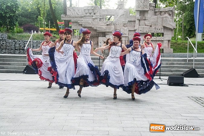 Zdjęcie w galerii na portalu naszwodzislaw.com: Rydułtowskie tancerki przegoniły złą pogodę wiadomości z regionu