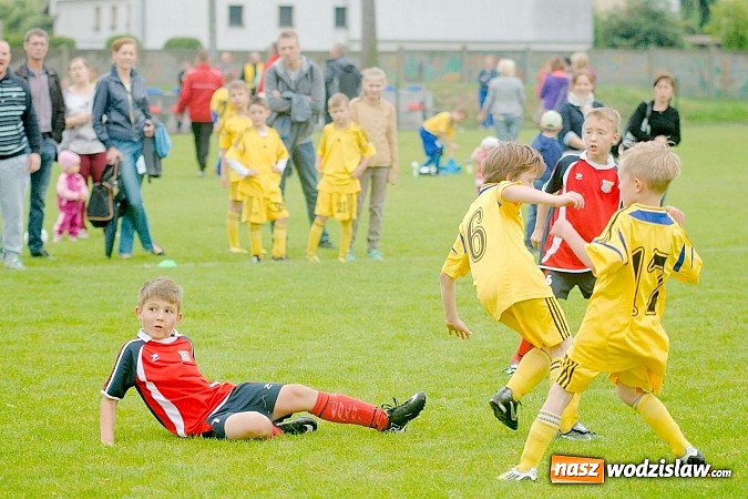 Zdjęcie w galerii na portalu naszwodzislaw.com: Tworków Cup 2015: Deszczowy drugi dzień piłkarskich zmagań. Naprzód lepszy od Startu. Puchar pojechał do Rydułtów wiadomości z regionu