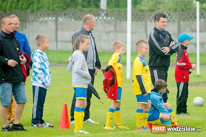 Zdjęcie w galerii na portalu naszwodzislaw.com: Tworków Cup 2015: Deszczowy drugi dzień piłkarskich zmagań. Naprzód lepszy od Startu. Puchar pojechał do Rydułtów wiadomości z regionu