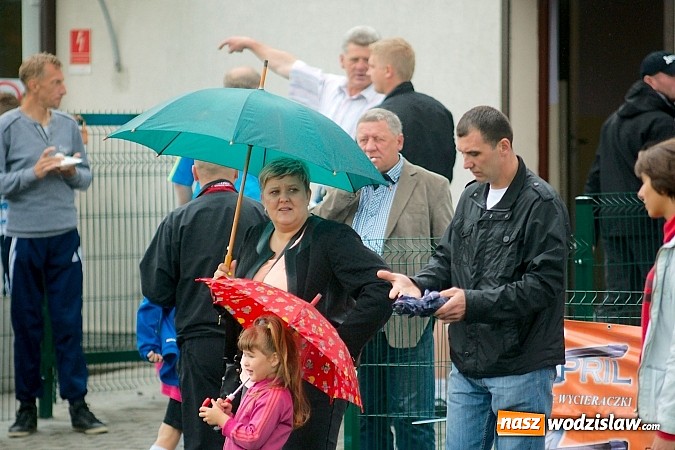 Zdjęcie w galerii na portalu naszwodzislaw.com: Tworków Cup 2015: Deszczowy drugi dzień piłkarskich zmagań. Naprzód lepszy od Startu. Puchar pojechał do Rydułtów wiadomości z regionu