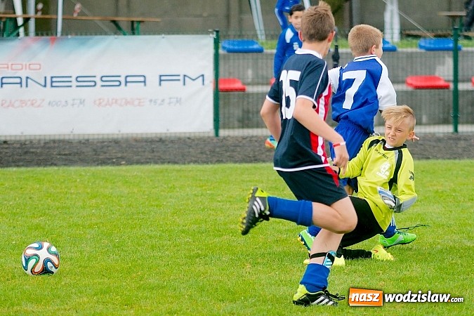 Zdjęcie w galerii na portalu naszwodzislaw.com: Tworków Cup 2015: Deszczowy drugi dzień piłkarskich zmagań. Naprzód lepszy od Startu. Puchar pojechał do Rydułtów wiadomości z regionu