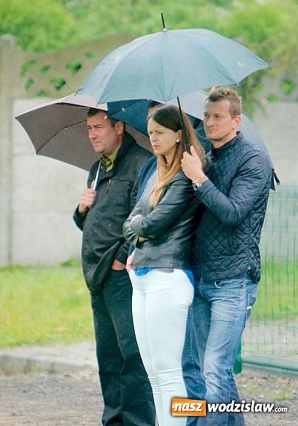 Zdjęcie w galerii na portalu naszwodzislaw.com: Tworków Cup 2015: Deszczowy drugi dzień piłkarskich zmagań. Naprzód lepszy od Startu. Puchar pojechał do Rydułtów wiadomości z regionu