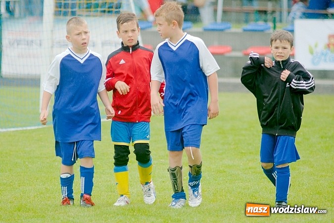 Zdjęcie w galerii na portalu naszwodzislaw.com: Tworków Cup 2015: Deszczowy drugi dzień piłkarskich zmagań. Naprzód lepszy od Startu. Puchar pojechał do Rydułtów wiadomości z regionu
