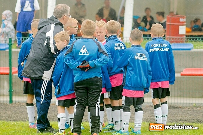 Zdjęcie w galerii na portalu naszwodzislaw.com: Tworków Cup 2015: Deszczowy drugi dzień piłkarskich zmagań. Naprzód lepszy od Startu. Puchar pojechał do Rydułtów wiadomości z regionu