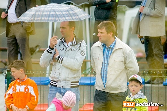 Zdjęcie w galerii na portalu naszwodzislaw.com: Tworków Cup 2015: Deszczowy drugi dzień piłkarskich zmagań. Naprzód lepszy od Startu. Puchar pojechał do Rydułtów wiadomości z regionu