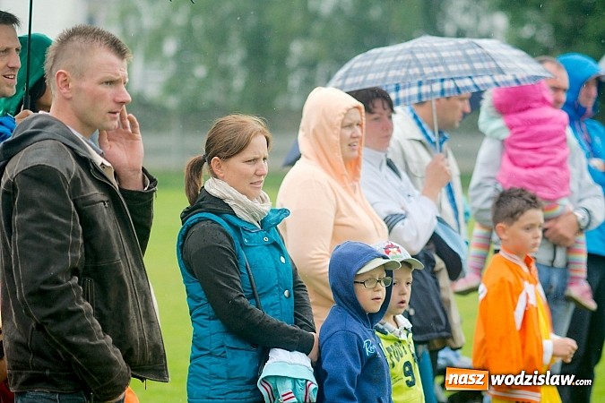 Zdjęcie w galerii na portalu naszwodzislaw.com: Tworków Cup 2015: Deszczowy drugi dzień piłkarskich zmagań. Naprzód lepszy od Startu. Puchar pojechał do Rydułtów wiadomości z regionu