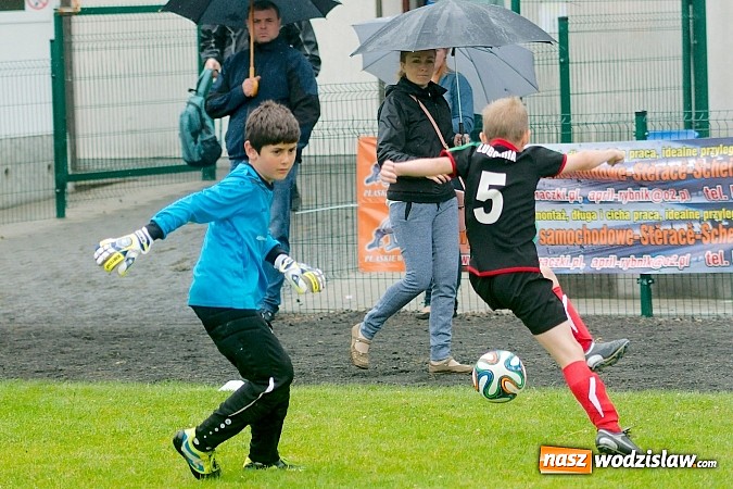 Zdjęcie w galerii na portalu naszwodzislaw.com: Tworków Cup 2015: Deszczowy drugi dzień piłkarskich zmagań. Naprzód lepszy od Startu. Puchar pojechał do Rydułtów wiadomości z regionu