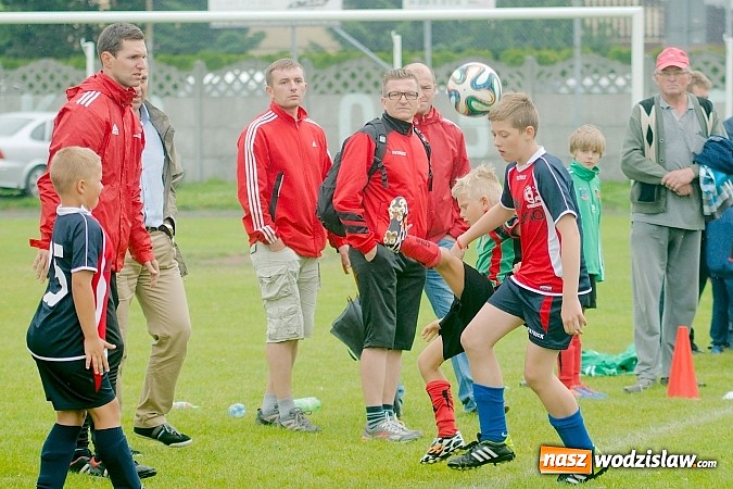 Zdjęcie w galerii na portalu naszwodzislaw.com: Tworków Cup 2015: Deszczowy drugi dzień piłkarskich zmagań. Naprzód lepszy od Startu. Puchar pojechał do Rydułtów wiadomości z regionu