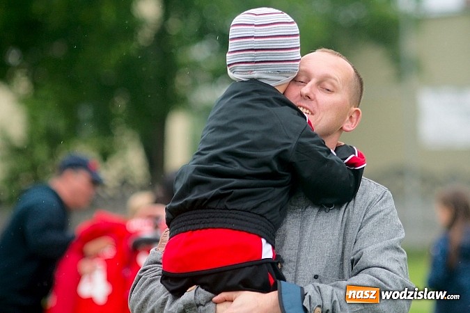 Zdjęcie w galerii na portalu naszwodzislaw.com: Tworków Cup 2015: Deszczowy drugi dzień piłkarskich zmagań. Naprzód lepszy od Startu. Puchar pojechał do Rydułtów wiadomości z regionu